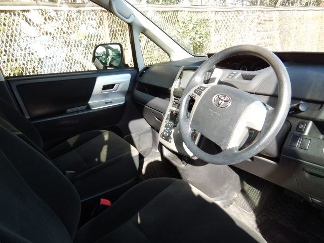 2013 Toyota Noah 